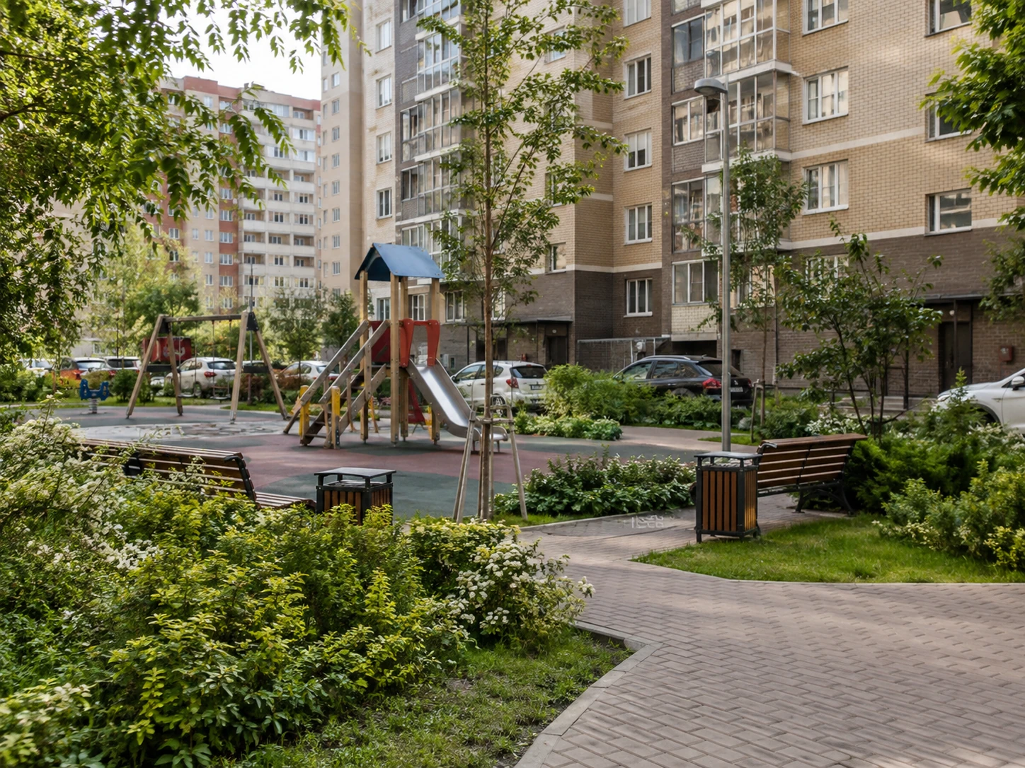Ухоженный городской двор с детской площадкой и озеленением